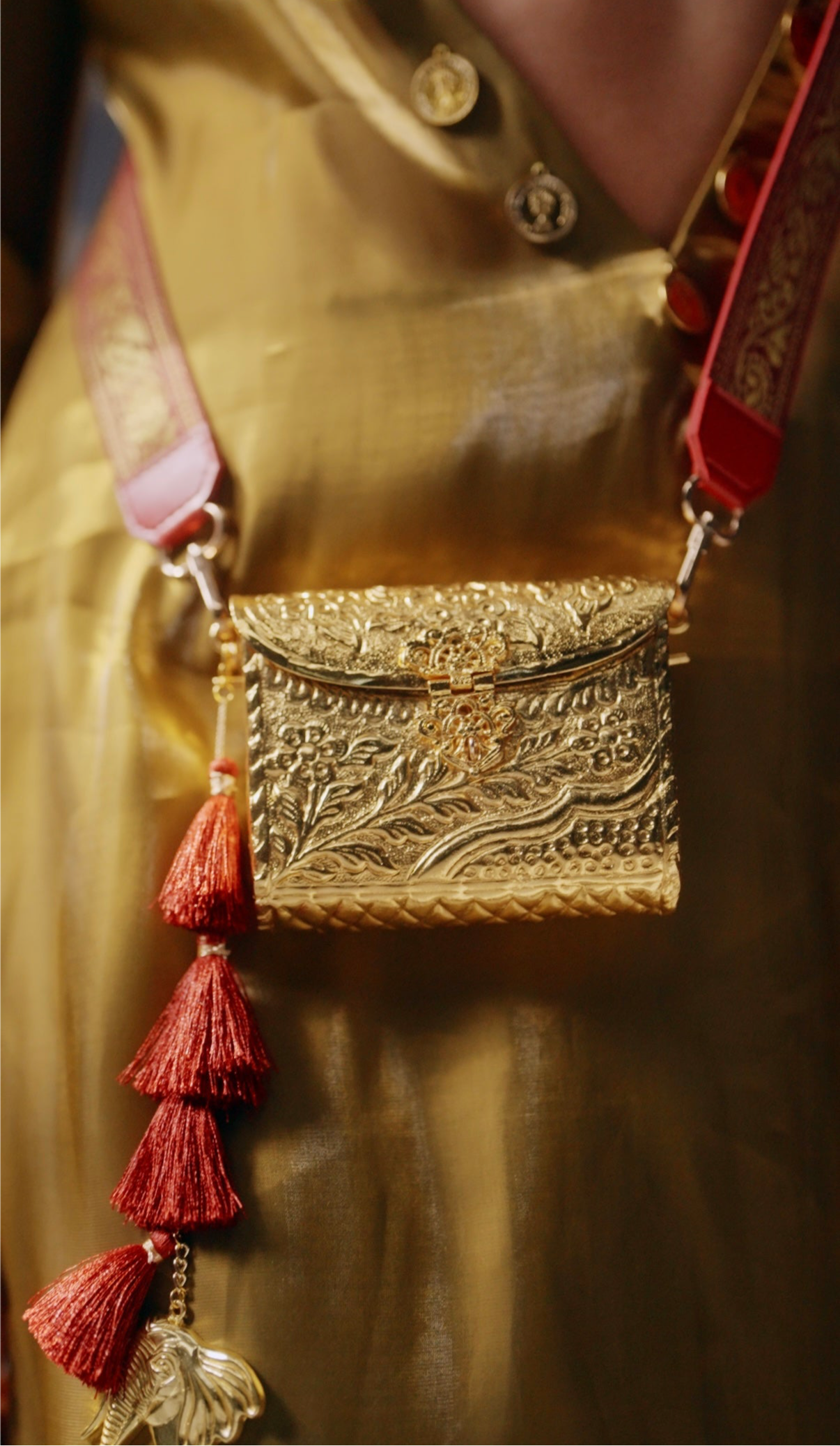 Zari Lal Sling