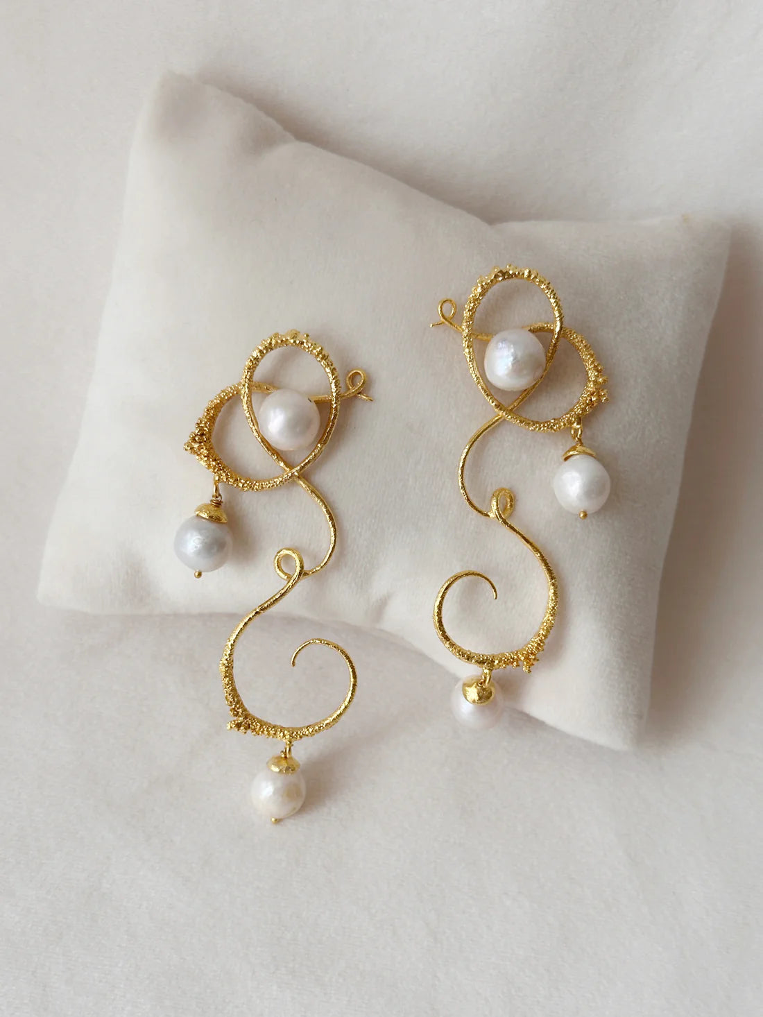 Curly Worly Pearly Danglers Gold