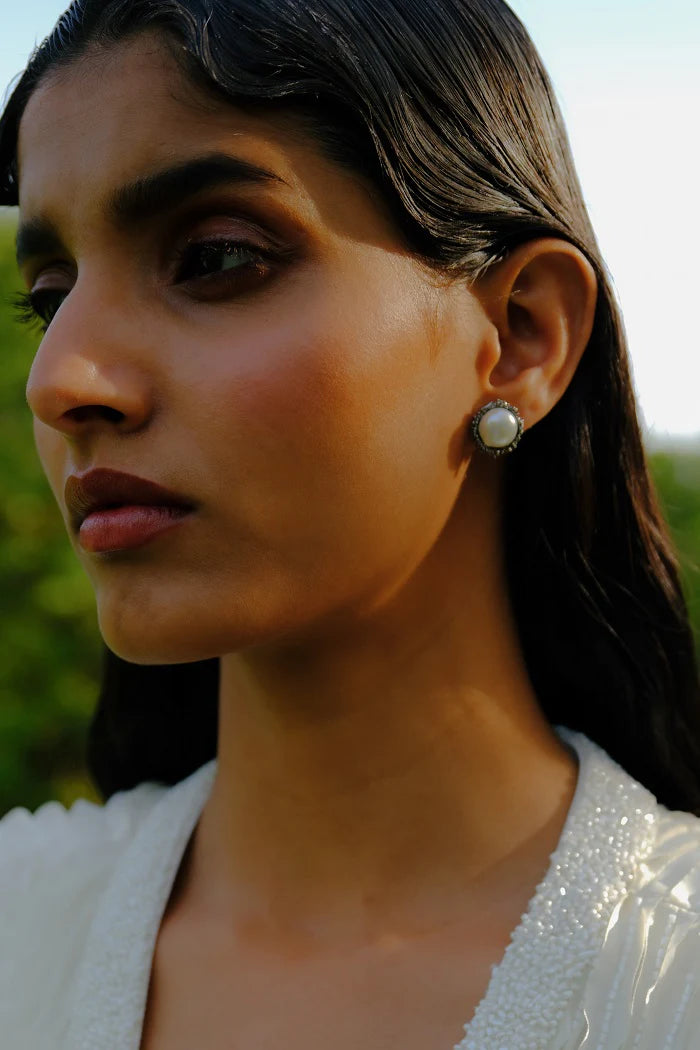 Pearl Cup Studs Meteorite Black