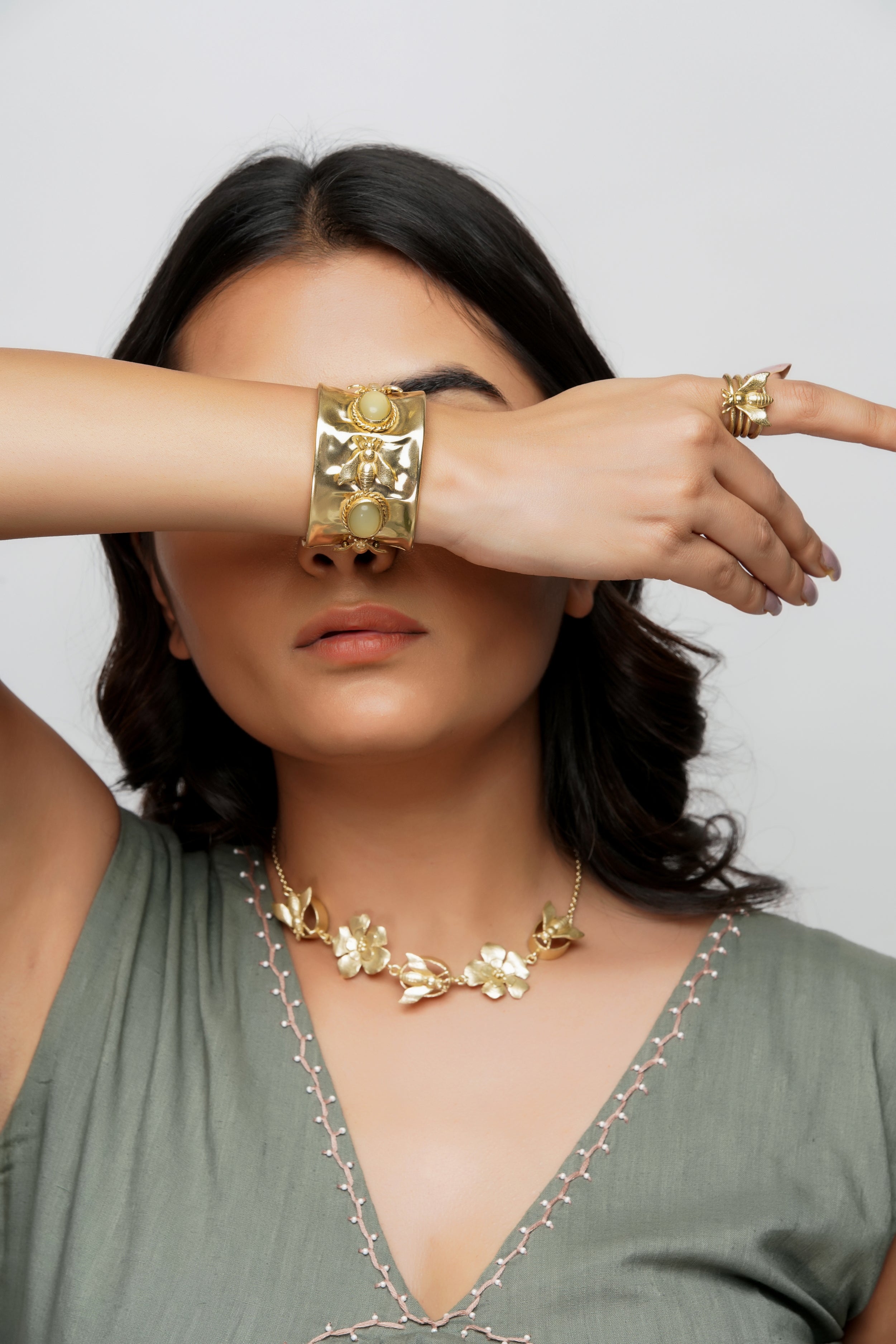 Buy an adjustable bee bracelet online