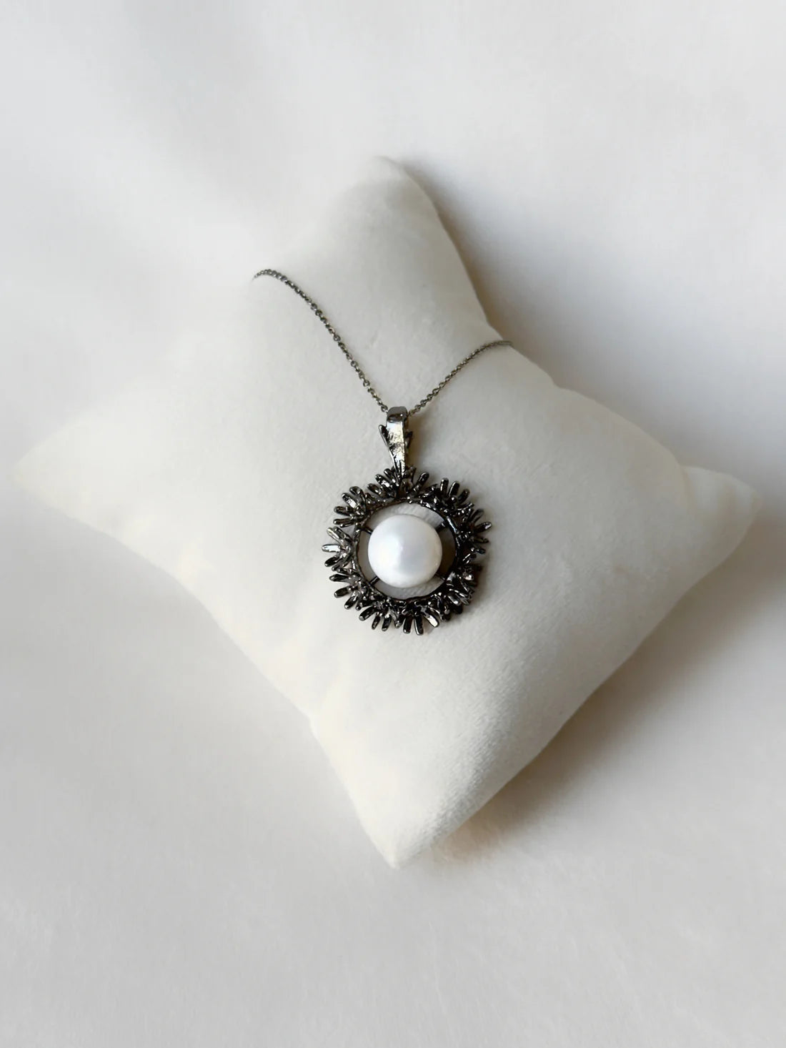 Blooming Wreath Pendant Black