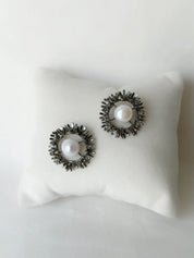 Blooming Wreath Pearl Studs Meteorite Black