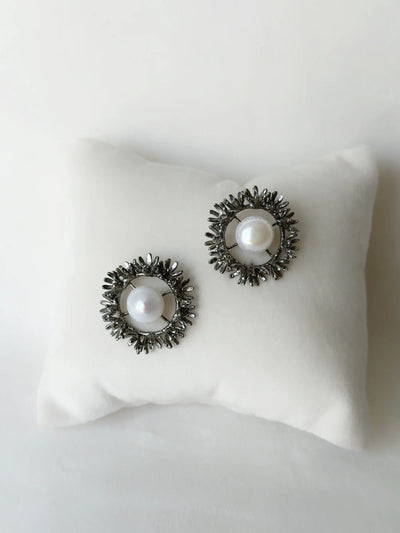Blooming Wreath Pearl Studs Meteorite Black