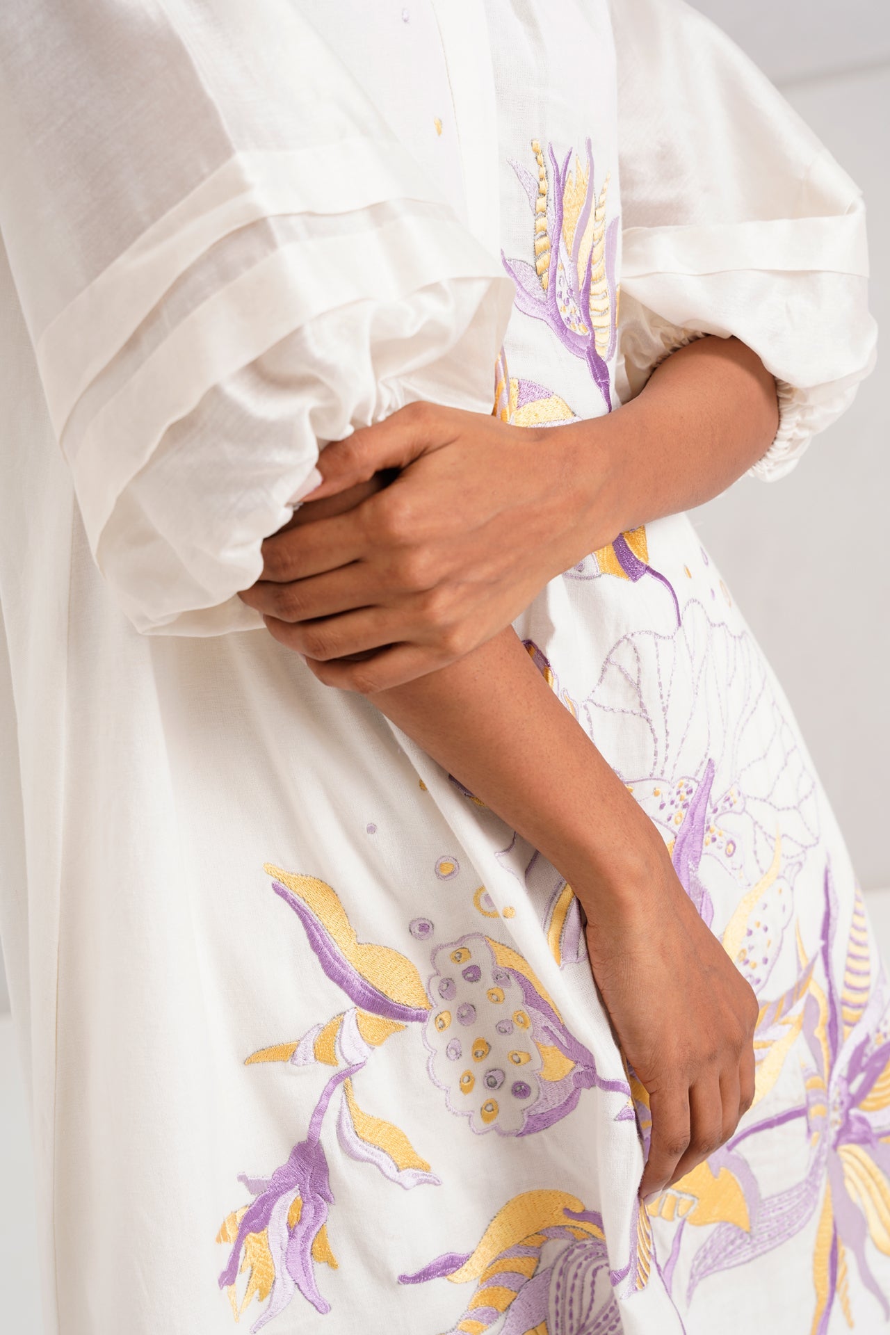 White Suvi Set Embroidered Tunic & Pants