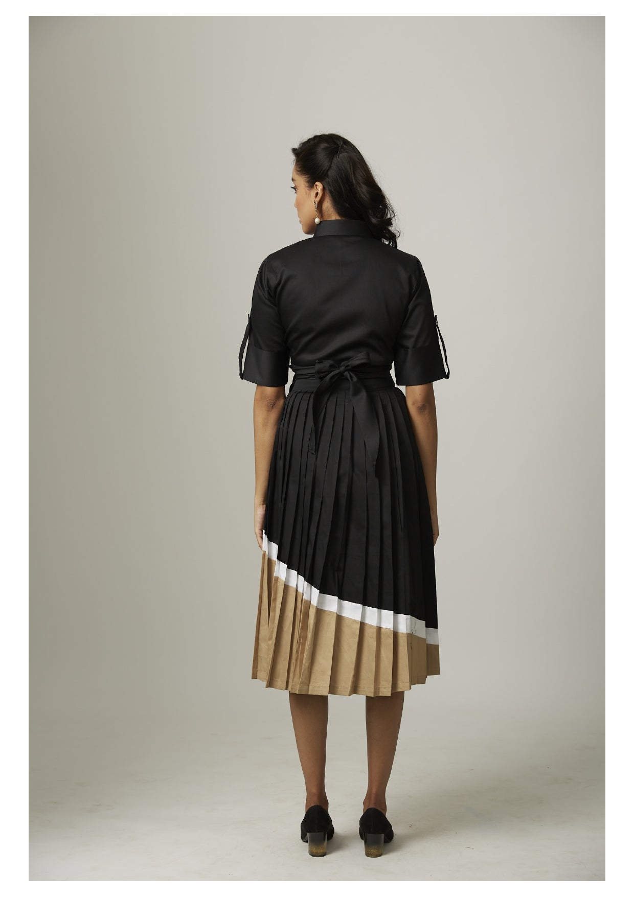 Crop Knotted Top With Colour Block Pleated Skirt