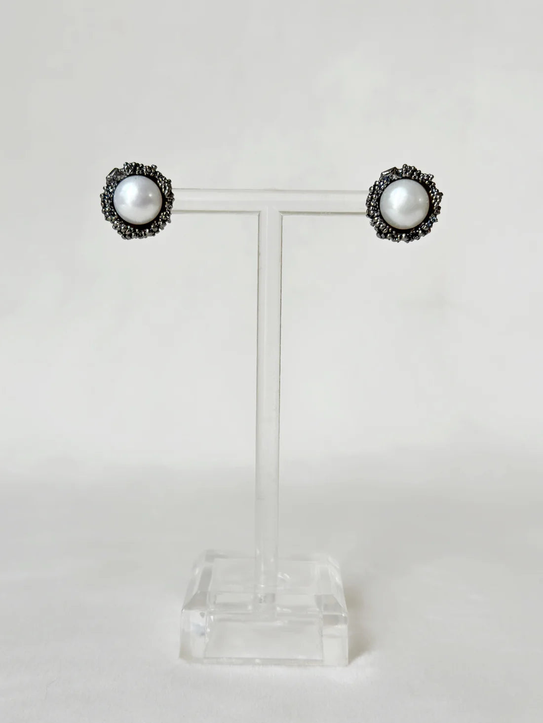 Pearl Cup Studs Meteorite Black