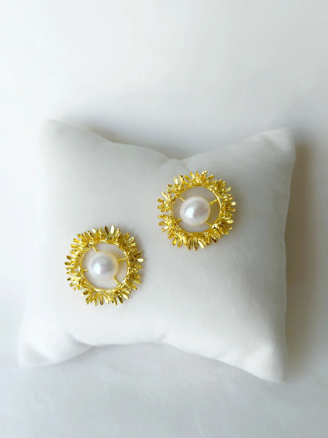 Blooming Wreath Pearl Studs Gold