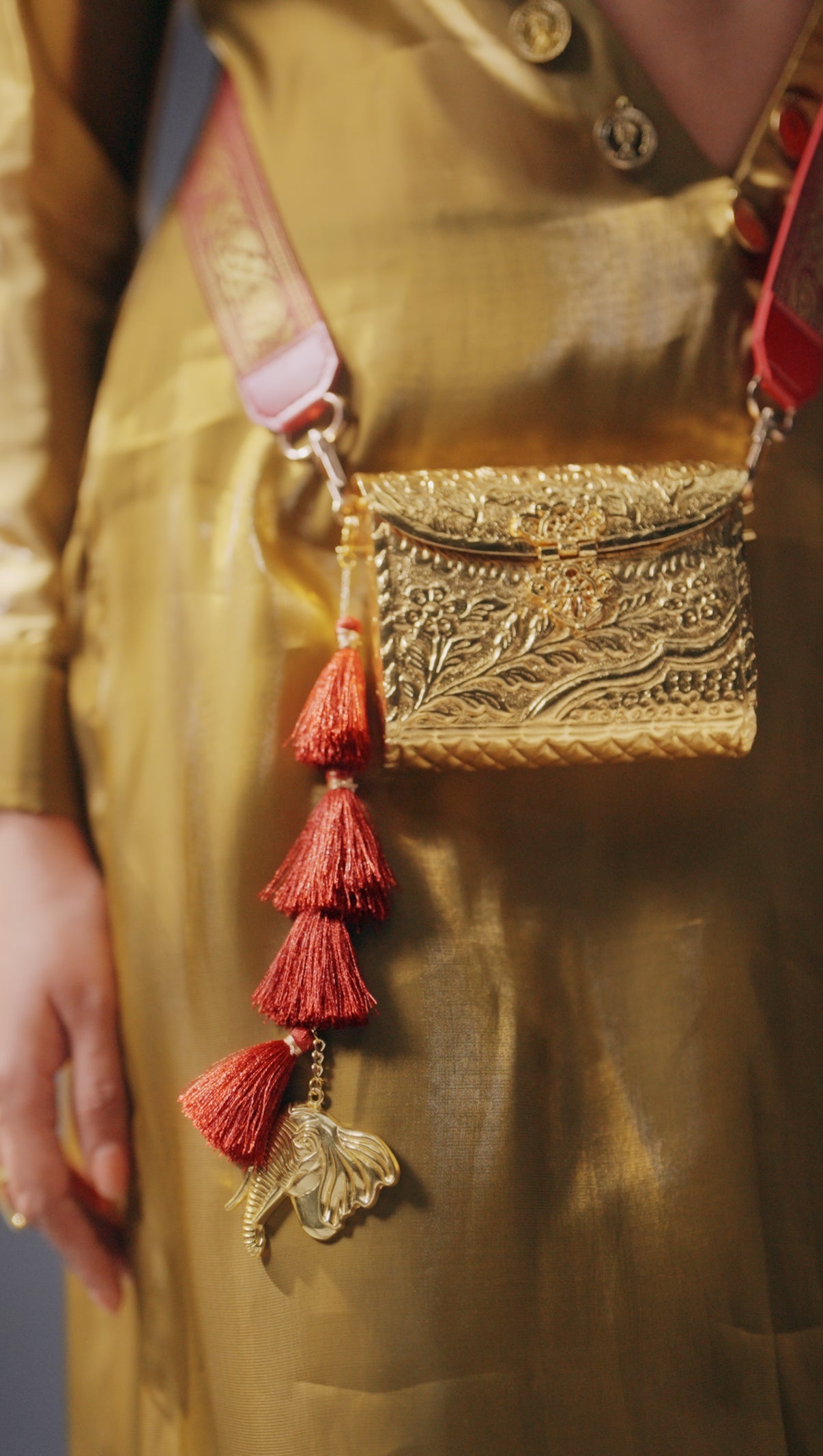 Zari Lal Sling