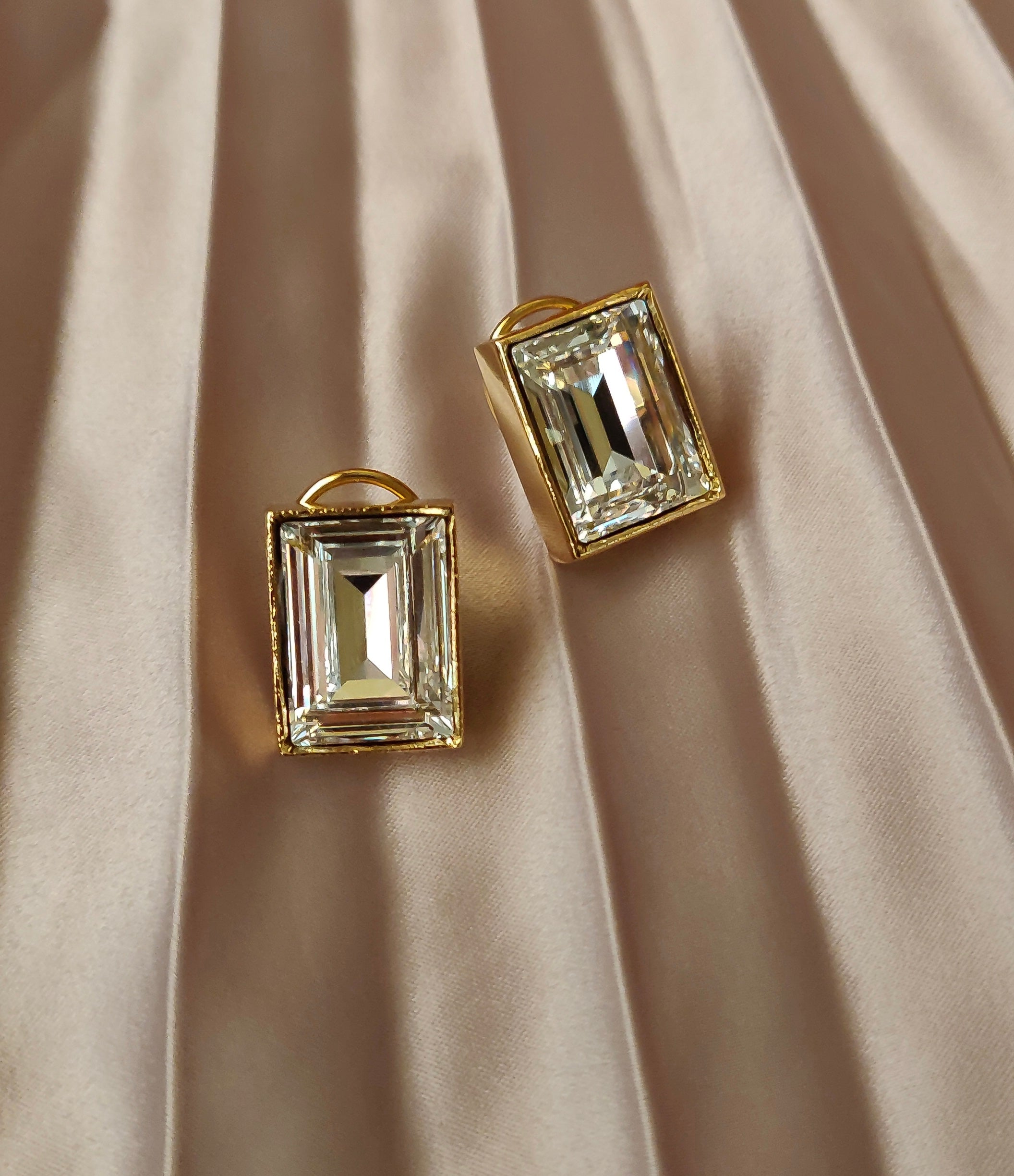 Single Crystal Stud Earrings White